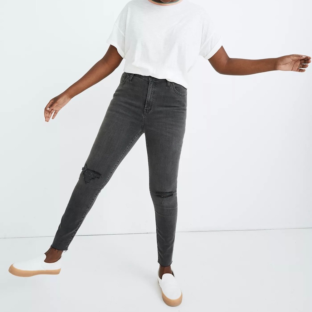 MADEWELL Curvy High-Rise Skinny‎ Ripped Knees Raw Hem Jeans in Black Sea